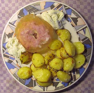 Essen auf einem gemusterten Teller