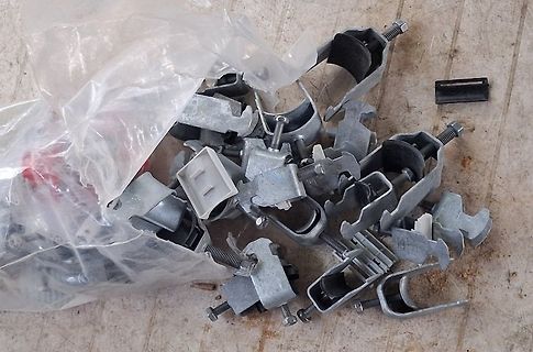Metallische Klemmen und Schrauben in einer Plastiktüte