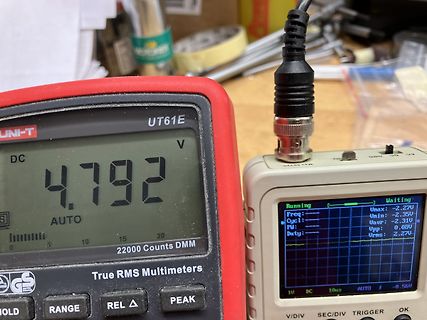 Multimeter und Oszilloskop auf Werkstatt-Tisch