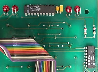 Grüne Leiterplatte mit ICs, LEDs und Flachbandkabel