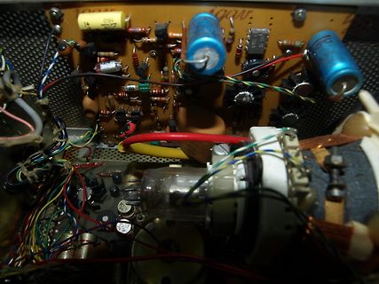 Innenansicht eines alten Röhrenradios mit Bauteilen