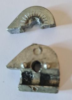 Metallische Bauteile oder Fragmente