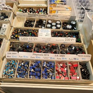 Sortiment an elektronischen Bauteilen und Schaltern