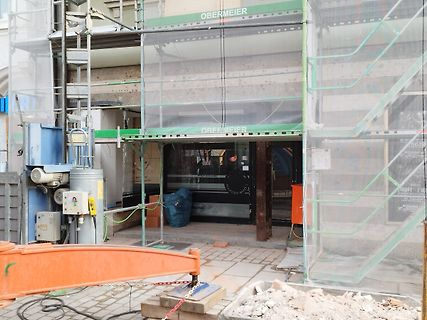 Baustelle mit Gerüst und Absperrung