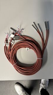 Mehrere braune Kabel mit Metallsteckern