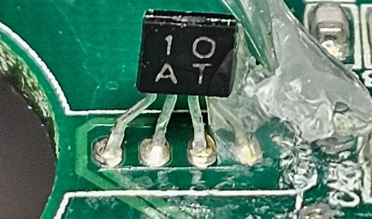 Nahaufnahme eines SMD-Bauteils auf einer Leiterplatte