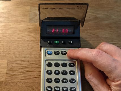 Hand bedient ein digitales Gerät mit Display