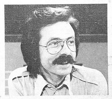 Mann mit Brille und Schnurrbart