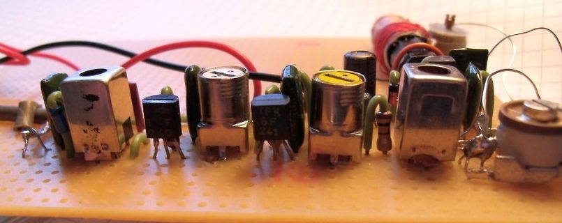 Nahaufnahme von elektronischen Bauteilen auf einer Leiterplatte