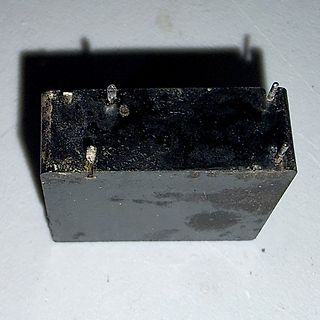 Schwarzes elektronisches Bauteil mit Pins