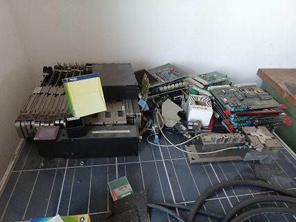 Elektronikkomponenten und Platinen auf Werkstattunterlage