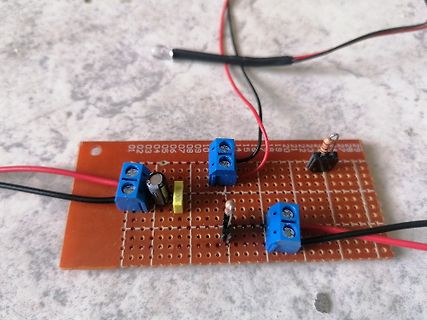 Auf Lochrasterplatine aufgebaute Schaltung mit LEDs und Kondensatoren