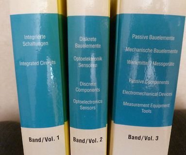 Rückseiten von drei Fachbüchern über Elektronik