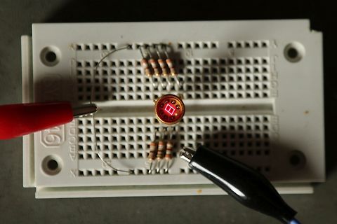 Aufbau mit Breadboard, Widerständen und 7-Segment-Anzeige