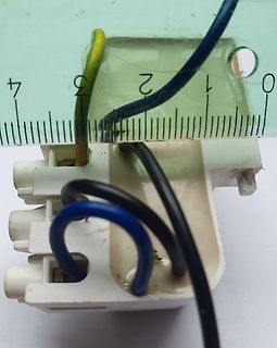 Elektrische Anschlüsse mit Lineal