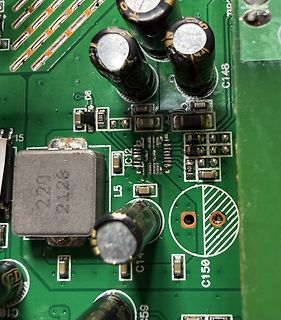 Nahaufnahme einer Leiterplatte mit Elektrolytkondensatoren und SMD-Bauteilen