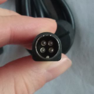 Stecker eines Kabels in einer Hand