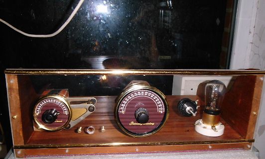 Vintage Funkgerät oder Messgerät mit Skalen und Röhre