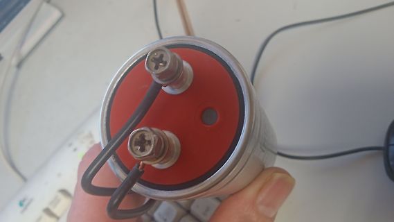 Elektrolytkondensator mit angeschlossenen Kabeln