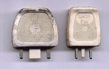 Zwei elektrische Stecker mit Prägung