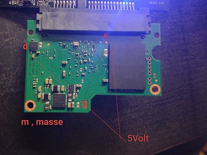 Leiterplatte mit Beschriftungen d, e, m, masse und 5Volt