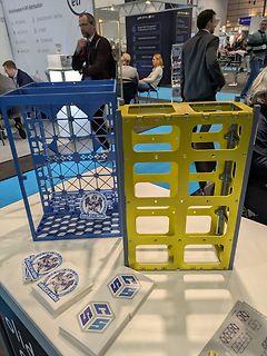 Ausstellungsstand mit mechanischen Strukturen und Logos
