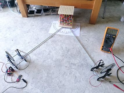 Elektrischer Aufbau mit Multimeter und Messvorrichtung