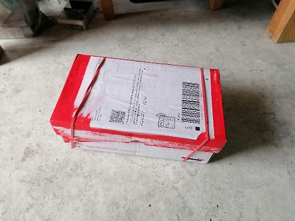 Verpackung eines Pakets auf Boden