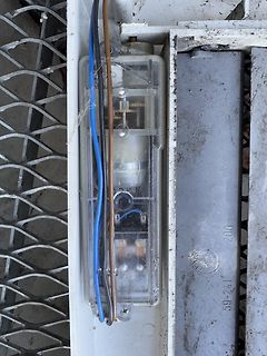 Nahaufnahme einer elektrischen Komponente mit Kabeln