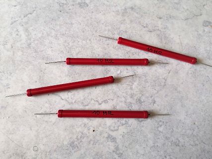 Vier rote Präzisionswiderstände