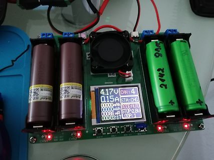Batterieladegerät mit Display und Akkus