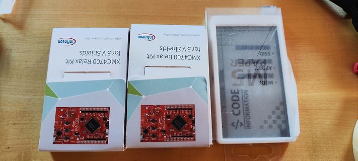 Zwei Infineon XMC4700 Relax Kits und ein Bauteil in Verpackung