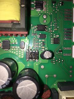 Nahaufnahme einer grünen Leiterplatte mit elektronischen Bauteilen