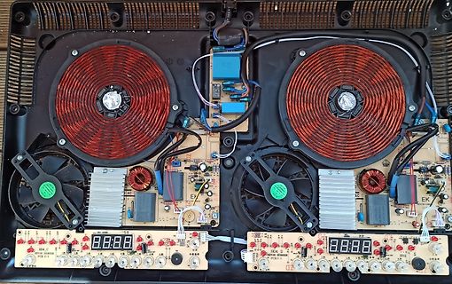 Innenansicht eines Netzteils mit Spulen und Lüftern