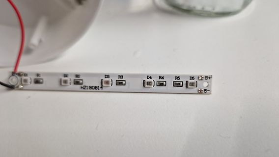 LED-Streifen mit Widerständen und Lötstellen