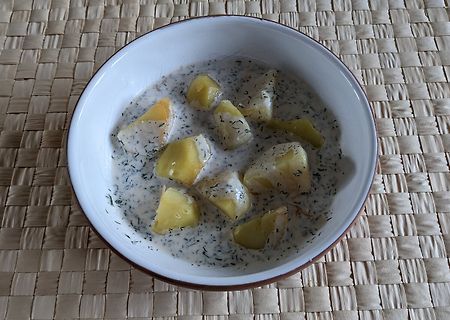 Kartoffelstücke in einer cremigen Sauce in einer Schüssel