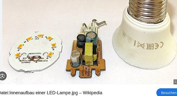 Zerlegte LED-Lampe mit Platine und Treiber