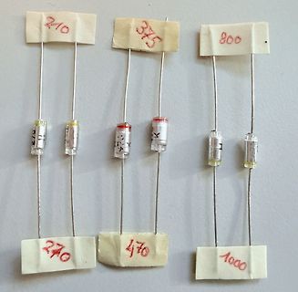 Dioden mit beschrifteten Papierstreifen