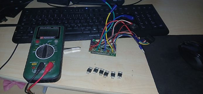 Multimeter, Leiterplatte und elektronische Bauteile auf Schreibtisch