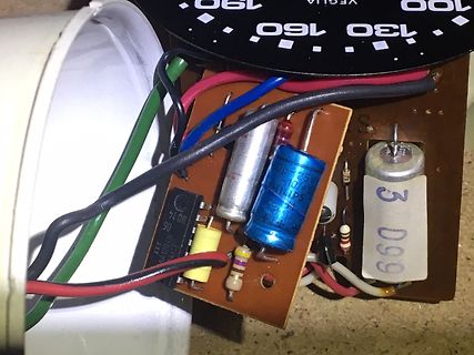 Leiterplatte mit Elektrolytkondensatoren und IC