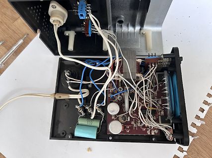 Innenansicht eines geöffneten elektronischen Geräts mit Leiterplatte