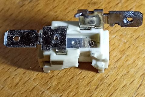 Elektrisches Bauteil mit Metallkontakten