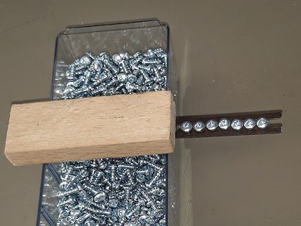 Schrauben in Kunststoffbox mit Holzleiste