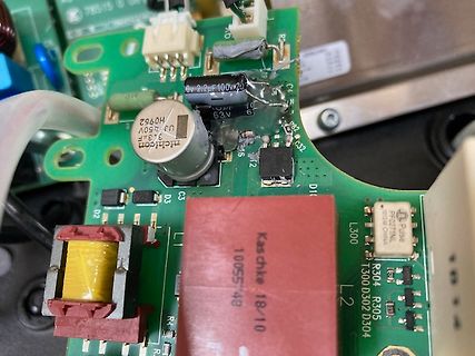 Nahaufnahme einer Leiterplatte mit elektronischen Bauteilen
