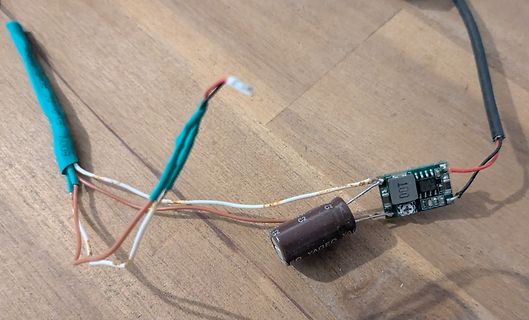 Freie Verdrahtung mit Elektrolytkondensator und kleiner Leiterplatte