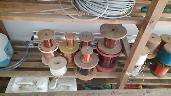 Spulen und Kabel auf einem Holzregal