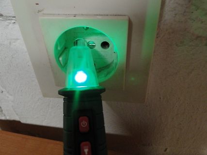 Spannungsprüfer an Steckdose
