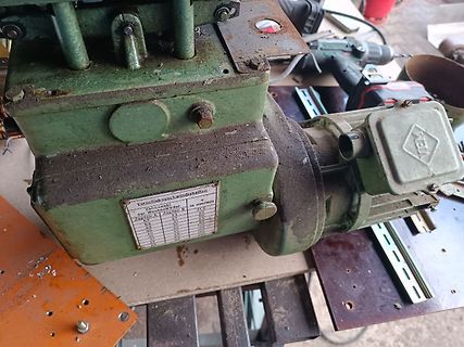 Alter Elektromotor mit Typenschild