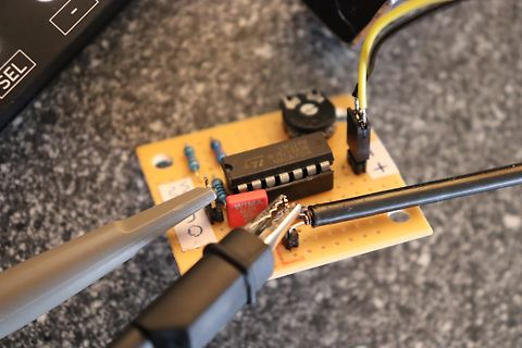 Bestückte Lochrasterplatine mit IC und Messspitzen