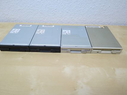 Vier optische Laufwerke auf einem Tisch